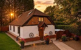 Romeo Cottage - Sleeps 4 - Open Plan Barn - Private Hot Tub & Garden